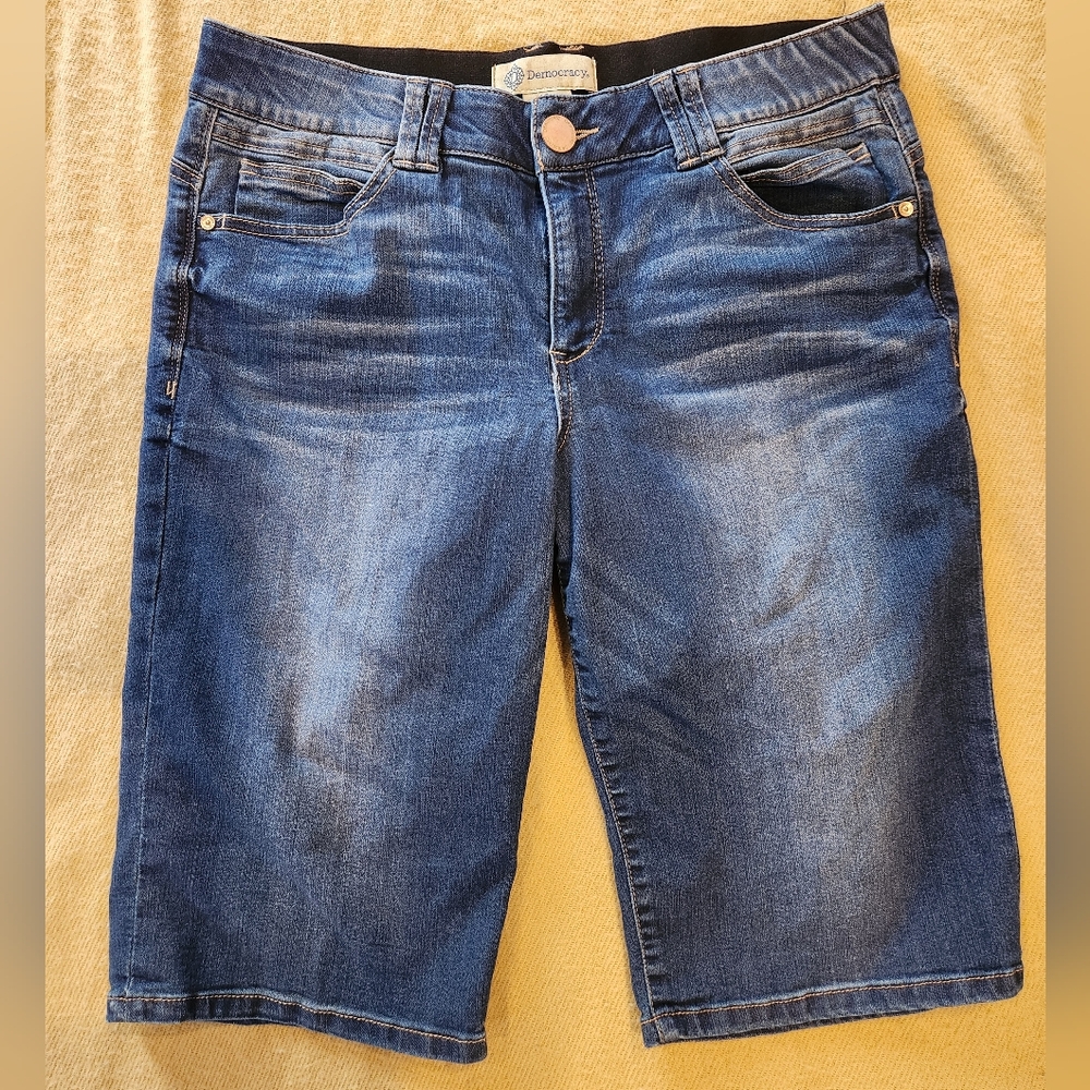Size 12 Democracy above the knee shorts med wash nice strech